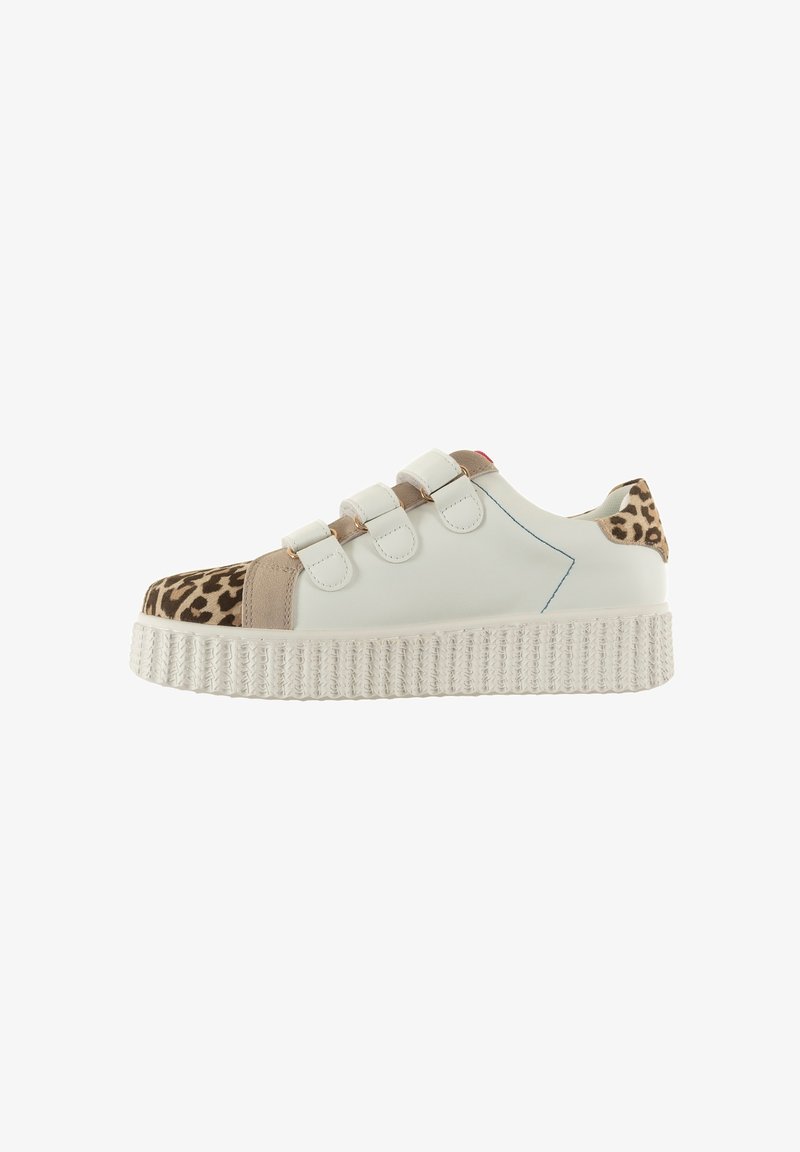 Baskets en cuir blanc avec des accents de léopard, trois bandes Velcro, des sections en suède beige et une semelle tressée épaisse. Vue de côté.