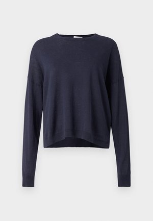 Ναυτικό μπλε πλεκτό πουλόβερ με άνετη εφαρμογή, στρογγυλή λαιμόκοψη και μακριά μανίκια. Διαθέτει ριμπ λεπτομέρειες στις μανσέτες και στο τελείωμα, ελαφρύ και υφασμάτινο ύφασμα.