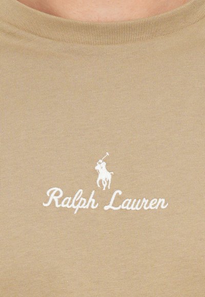 Tricou din bumbac bej cu guler rotund ribatat, având text brodat alb "Ralph Lauren" și un logo cu jucător de polo. Textură netedă.