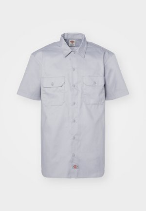 Chemise légère gris clair à manches courtes en coton, avec un col pointu, deux poches avant et une fermeture à boutons.