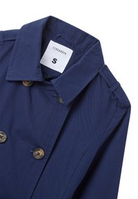 Trench coat blu navy con design doppiopetto, grandi bottoni e colletto strutturato. Realizzato in tessuto morbido, taglia small.