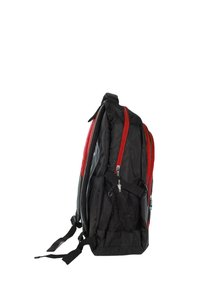 Sac à dos noir avec des fermetures éclair rouges, doté d'une poche en maille sur le côté. Conçu avec des bretelles réglables et une forme structurée.