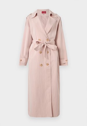 Lys rosa lang trenchcoat med slagkrage, to-radet treknapper, belte i midjen, og knappede mansjetter.