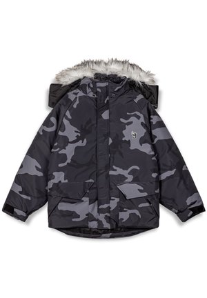 Parka de camuflaje en tonos grises y negros con capucha forrada de pelo sintético, dos bolsillos frontales y un parche con logotipo, fabricada en material impermeable y con corte relajado.