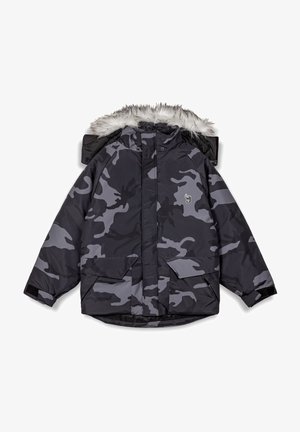 Parka de camuflaje en tonos grises y negros con capucha forrada de pelo sintético, dos bolsillos frontales y un parche con logotipo, fabricada en material impermeable y con corte relajado.