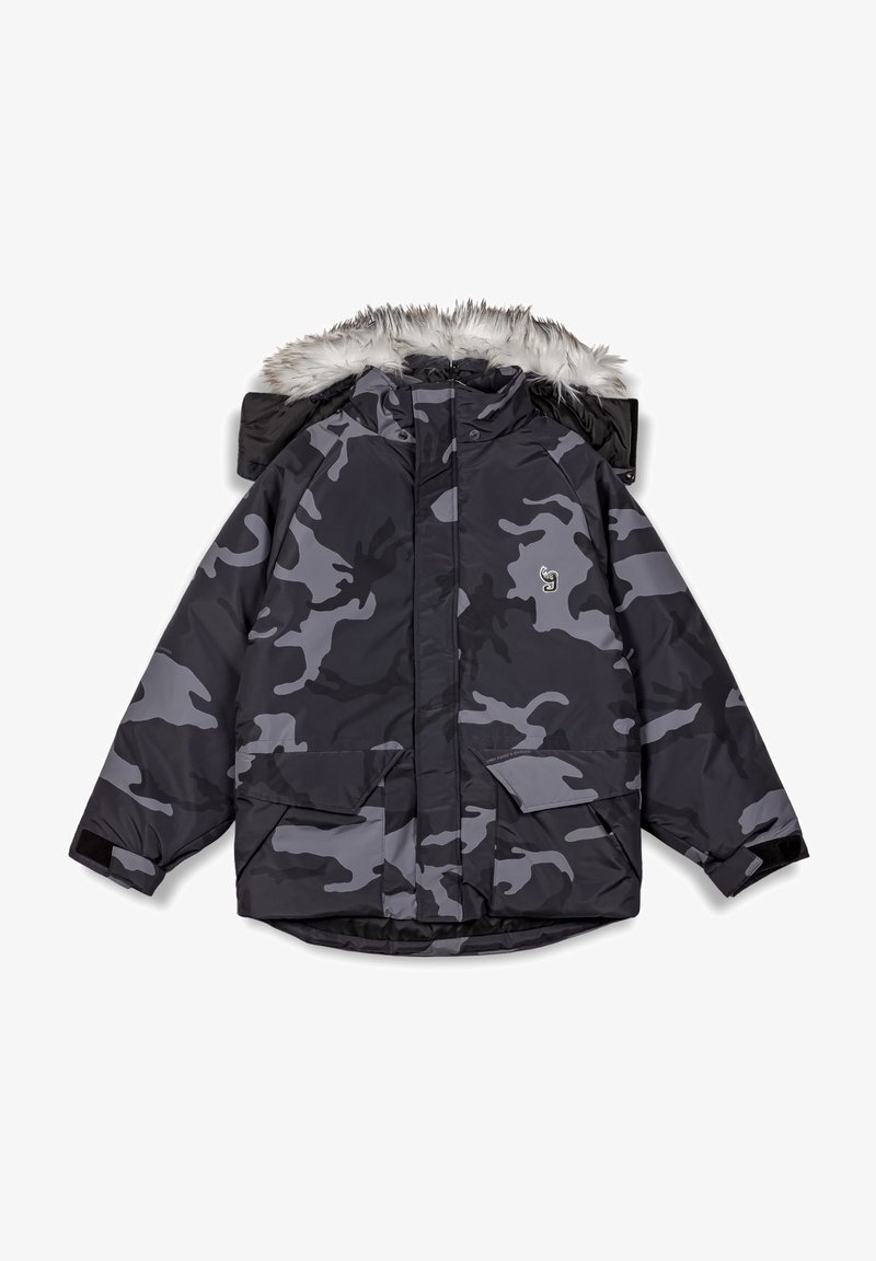 Parka de camuflaje en tonos grises y negros con capucha forrada de pelo sintético, dos bolsillos frontales y un parche con logotipo, fabricada en material impermeable y con corte relajado.