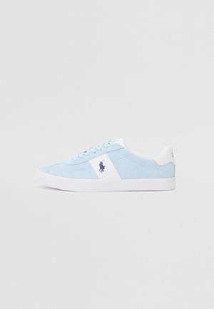 Světlé modré semišové tenisky s bílými doplňky, obsahující bílý boční pruh a malé tmavě modré logo na vnější straně. Plochá bílá podrážka.