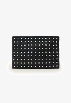 Crna kožna torbica s teksturiranom površinom i ravnomjerno raspoređenim srebrnim zakovicama u uzorku rešetke na prednjoj strani.