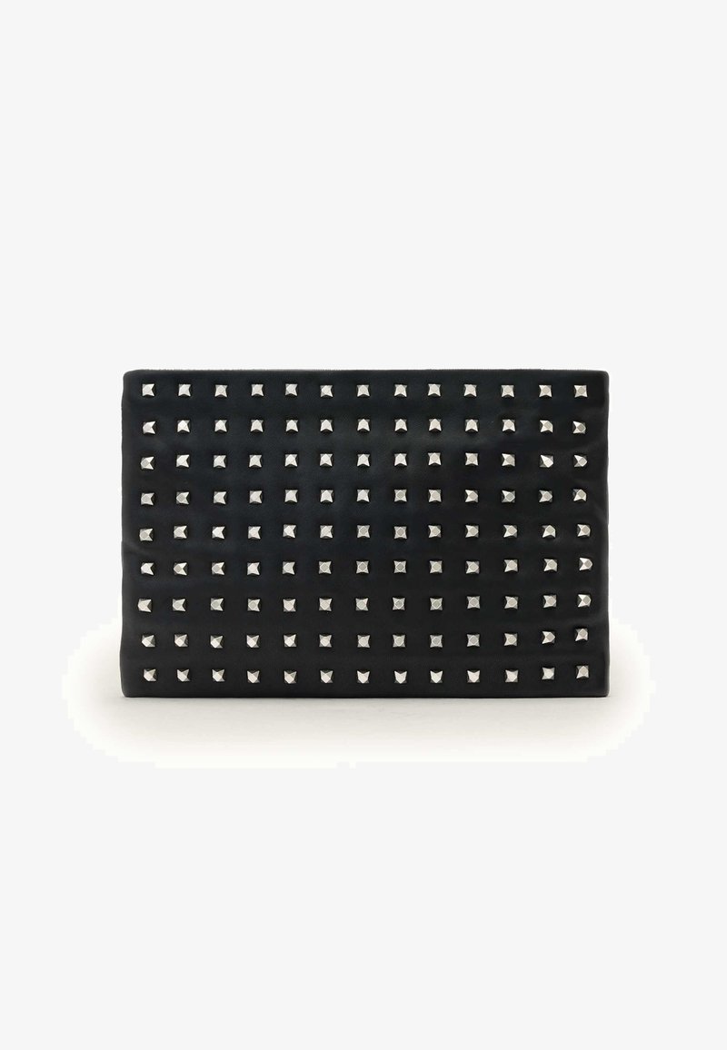 Czarna skórzana kopertówka z teksturowaną powierzchnią, na której przedniej części równomiernie rozmieszczone są srebrne ćwieki w układzie siatki.
