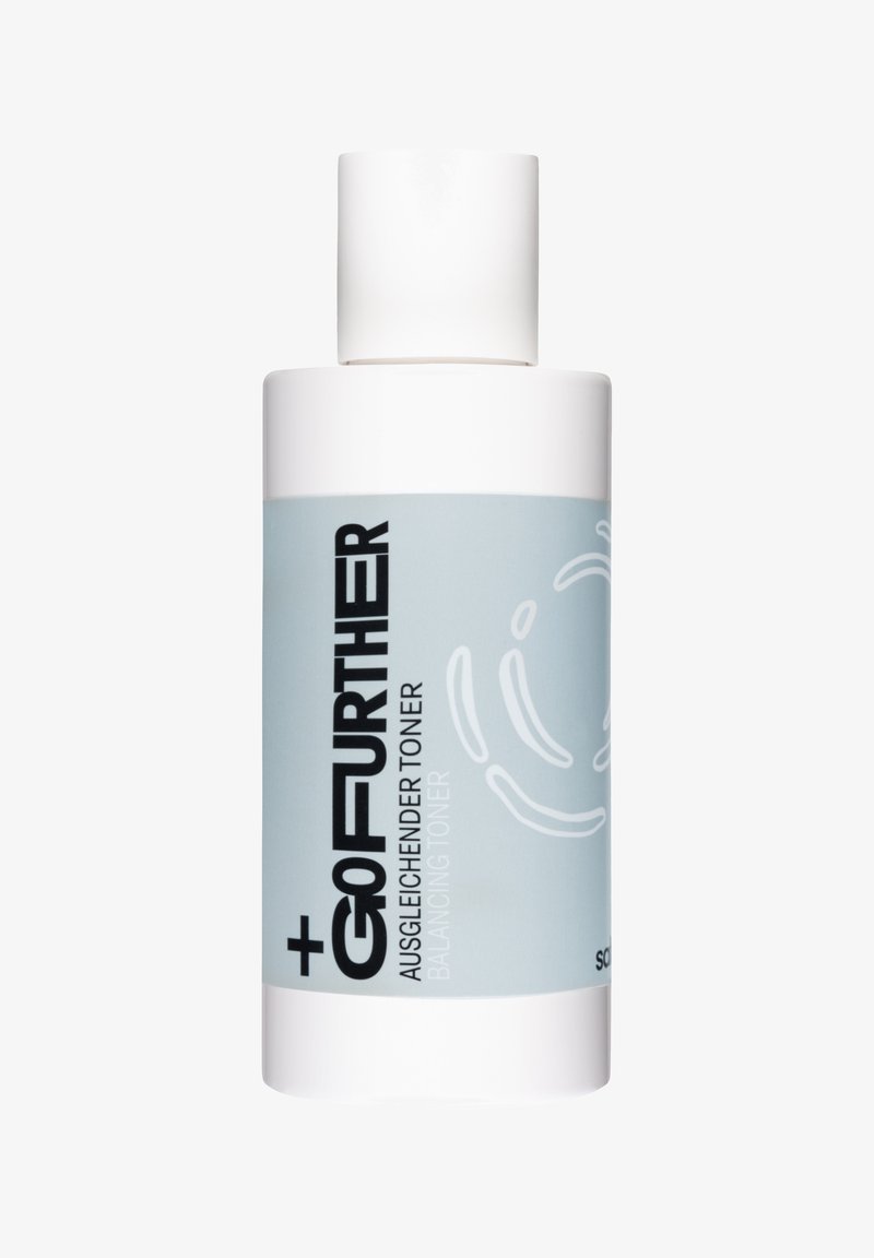 Biała butelka z jasnoniebieską etykietą. Tekst zawiera "Idź DALEJ" i "AUSGLEICHENDER TONER." Gładka powierzchnia, cylindryczny kształt i zakrętka na flip.