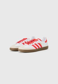 adidas Originals SAMBA LICENSED UNISEX - Chaussures de football en salle - white/vivid red/gum
