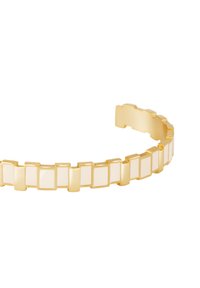 Le bracelet jonc en or présente des maillons rectangulaires avec des incrustations d'émail blanc brillant. Texture lisse, design minimaliste et extrémités ouvertes pour un enfilage facile.