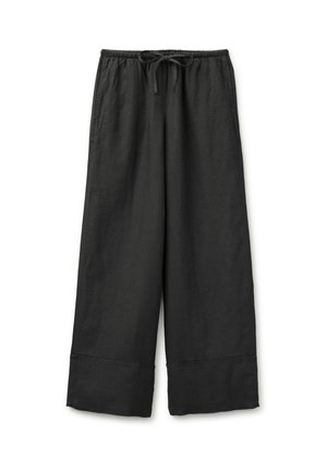 Czarne spodnie o szerokich nogawkach z elastycznym pasem i sznurkiem, z podwiniętymi nogawkami i kieszeniami po bokach, ułożone na płasko na białym tle.