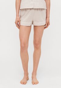 Lichtbeige pyjamashorts met dunne verticale strepen, zachte stof, opgerolde zoom en een elastische tailleband voor comfort. Gecombineerd met een bijpassend topje.