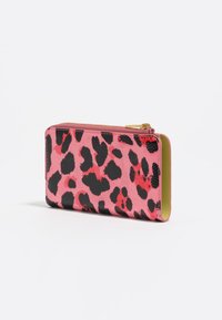 Cartera de cuero con una base rosa y un estampado de leopardo negro y rojo. Tiene un cierre de cremallera y un forro interior verde en contraste.