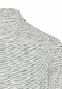 Grijs en wit gestreepte stof met een kraaghalslijn, gestructureerd oppervlak en horizontale lijnen. Geen zichtbare knopen of extra details.