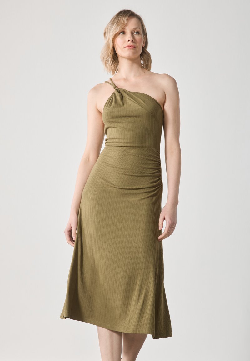 Robe olive, à une épaule, avec un détail de noeud plissé. Fabriquée en tissu texturé, elle possède une taille cintrée et une jupe fluide.
