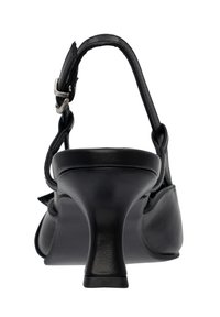 Sandalia de tacón negra con parte superior de cuero suave, correa de tobillo ajustable y tacón afilado. Diseño elegante con acentos mínimos.