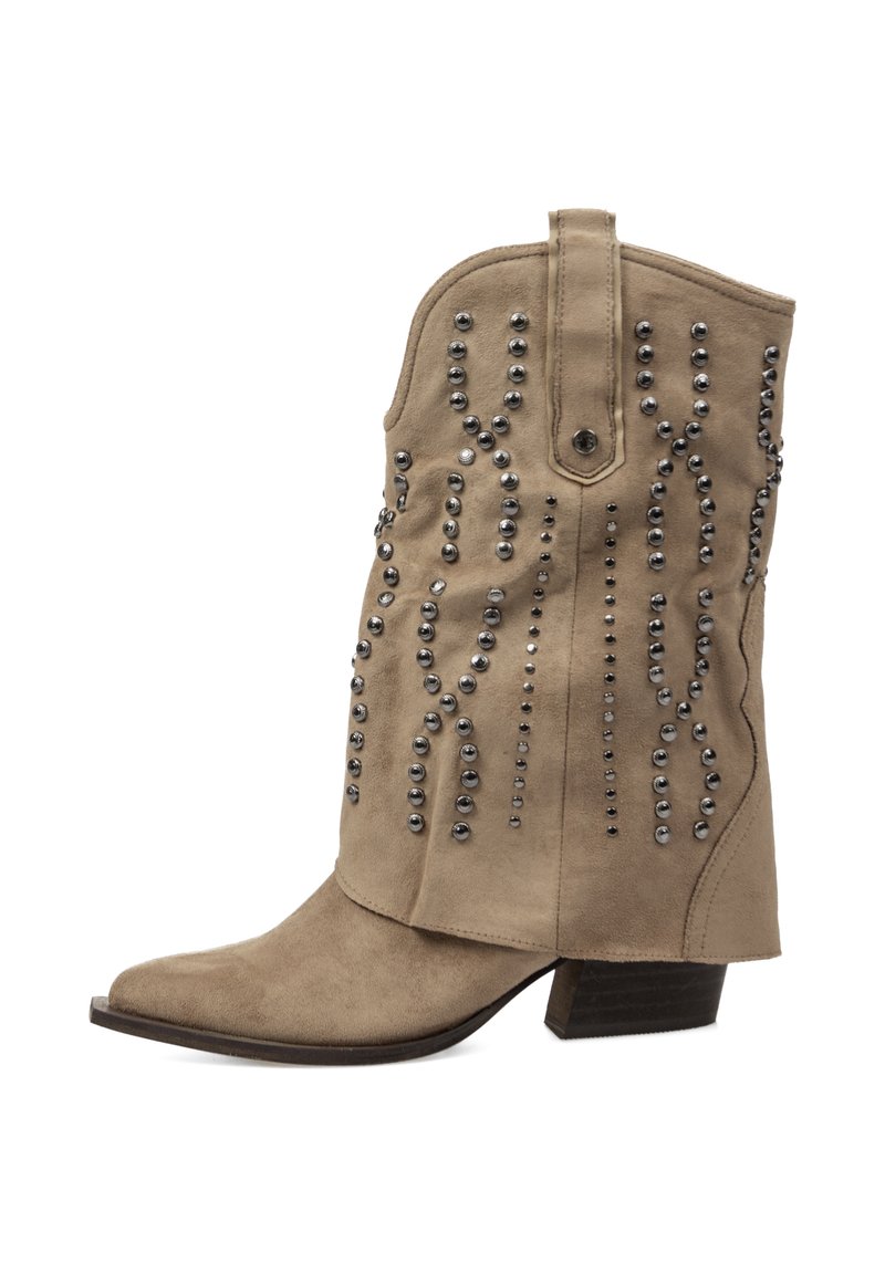 Botas vaqueras de ante marrón con punta puntiaguda, tacón corto apilado y tachuelas metálicas decorativas en un diseño estampado a lo largo de la caña.