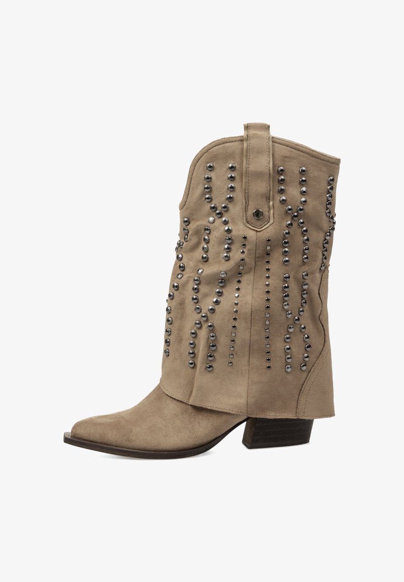 Botas vaqueras de ante marrón con punta puntiaguda, tacón corto apilado y tachuelas metálicas decorativas en un diseño estampado a lo largo de la caña.