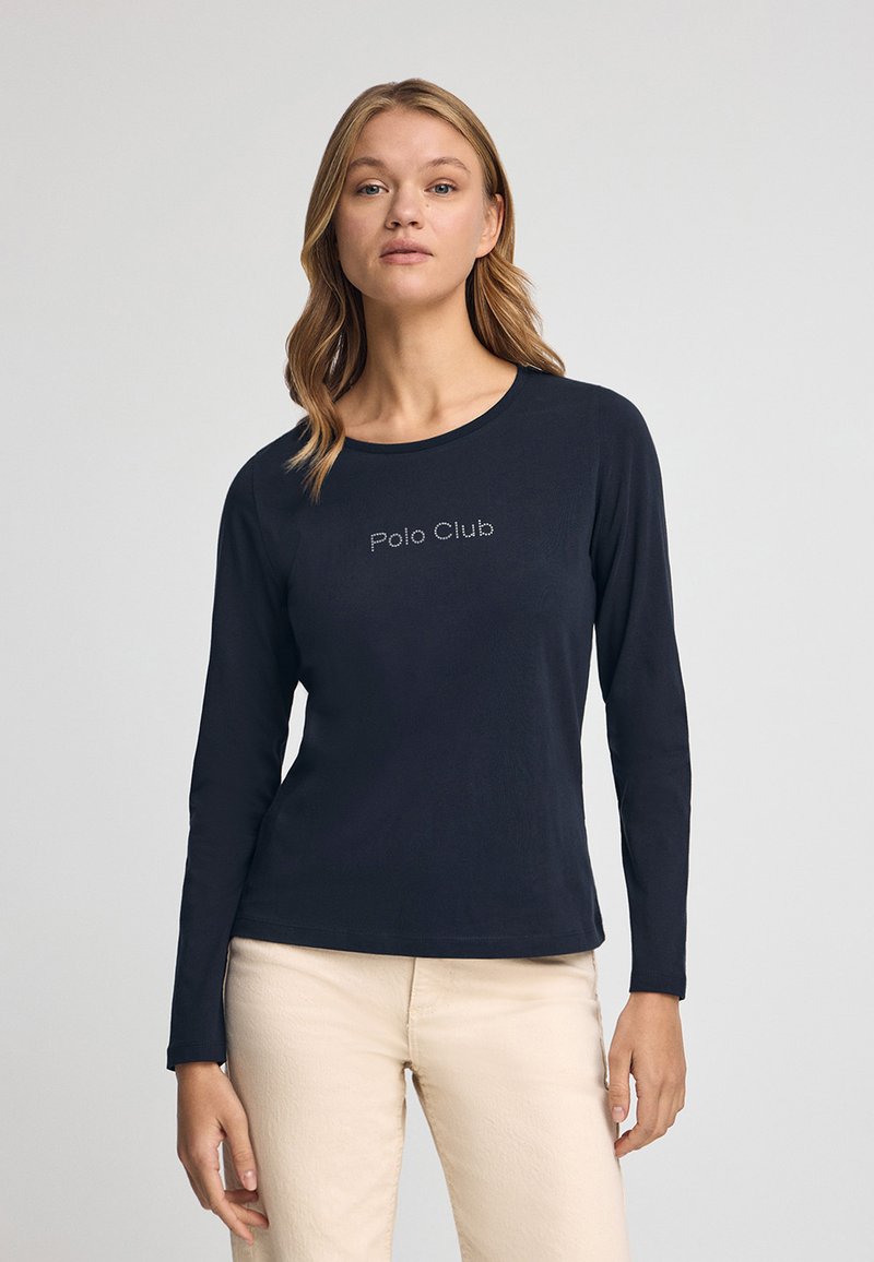 Langärmliges navy T-Shirt aus Baumwolle mit Rundhalsausschnitt, auf dem "Polo Club" in hellem Farbton auf der Brust gedruckt ist.