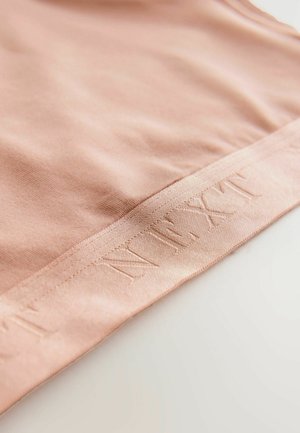 Lyserødt stof med en glat tekstur, der har et syet bånd med "NEXT" præget langs kanten. Enkel, minimalistisk design.