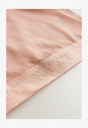 Lyserødt stof med en glat tekstur, der har et syet bånd med "NEXT" præget langs kanten. Enkel, minimalistisk design.