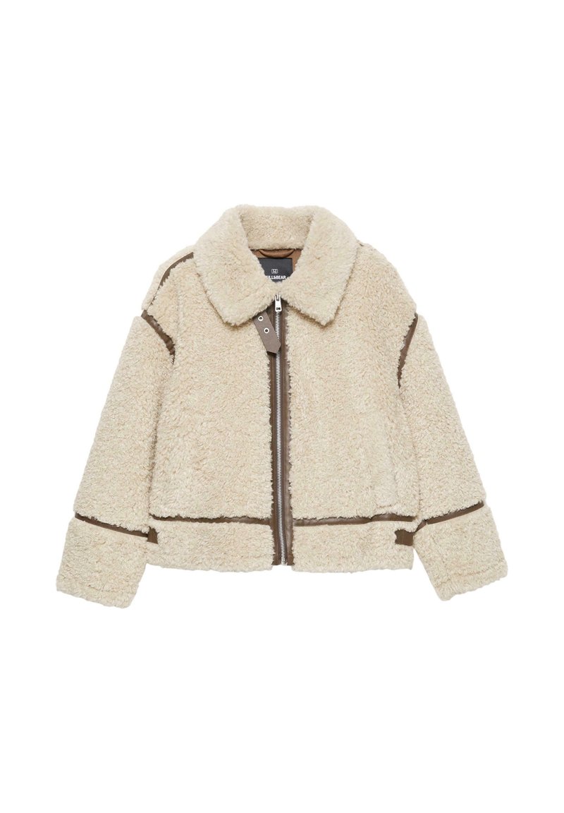 Beige sherpa fleecejakke med brun kant, frontlynlås, bred krave og lange ærmer, designet til varme og stil.