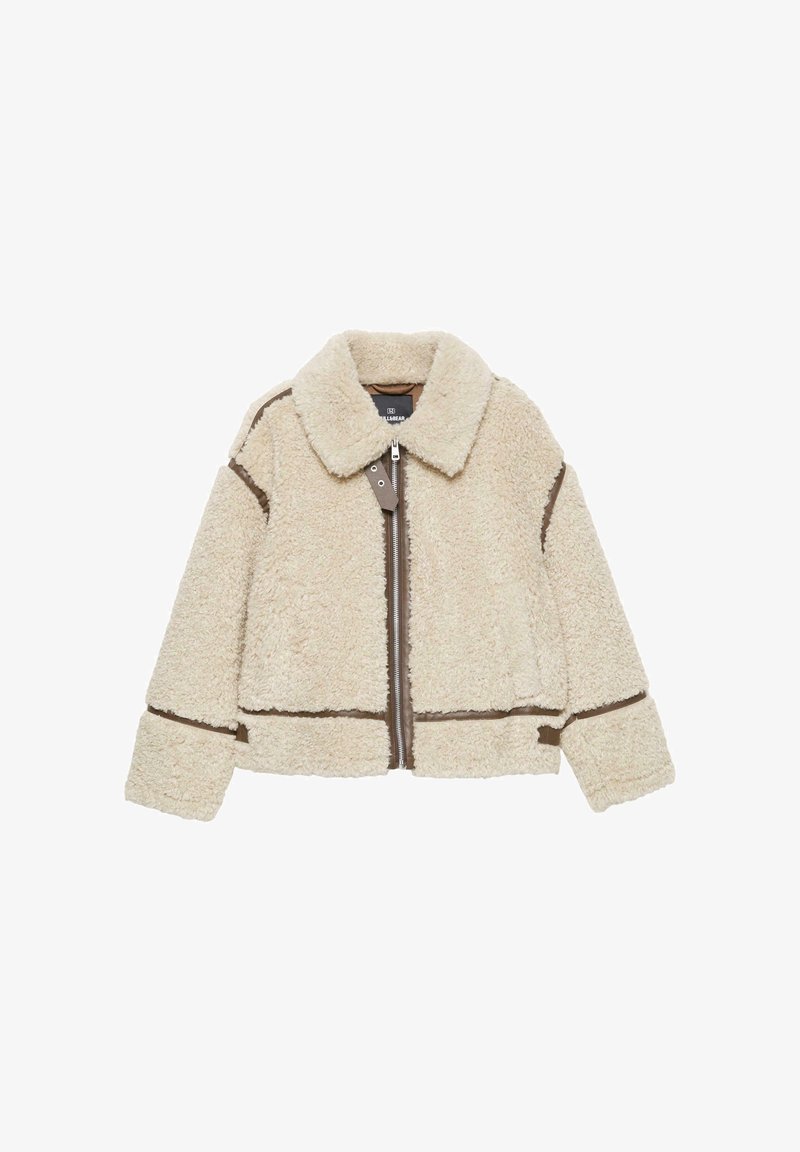 Beige sherpa fleecejakke med brun kant, frontlynlås, bred krave og lange ærmer, designet til varme og stil.