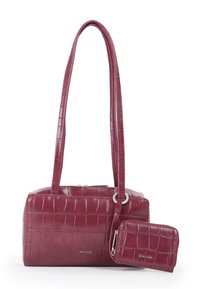 Borsa bordeaux in pelle con motivo coccodrillo, dotata di due manici e accessori in argento, accompagnata da un portafoglio abbinato, entrambi con finitura lucida.