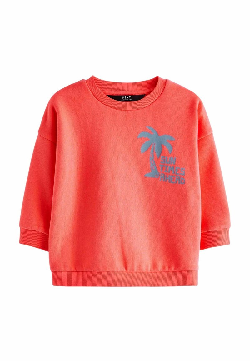 Sweat-shirt corail à manches courtes avec motif palmier bleu et le texte "SUN TIMES AHEAD" sur le devant à gauche.