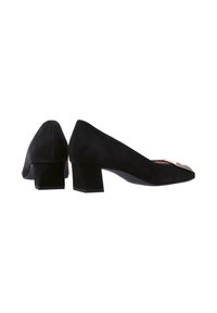 Sorte ruskinds pumps med blokhæle, spids tå og en strap i guld over forsiden. Struktureret materiale med en glat finish.