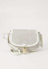 Borsa a tracolla in pelle bianca con design intrecciato, dotata di dettagli in oro e chiusura a gancio. Presenta una tracolla regolabile per adattarsi a diverse necessità.