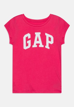 Camiseta de algodón rosa con el logo blanco de "GAP" en letras mayúsculas, con mangas cortas y escote redondeado. Textura suave.