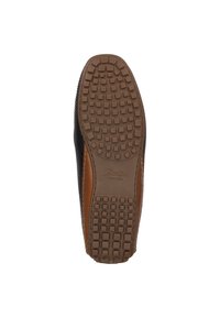 Schwarze, durchbrochene Lederschuhe mit einer braunen Gummisohle, die ein strukturiertes Grip-Muster aufweist. Das "Sioux"-Logo ist auf der Sohle sichtbar.