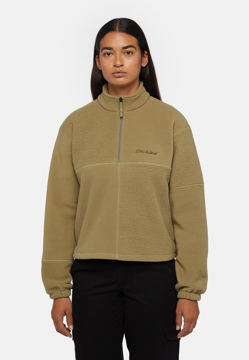 Sudadera de forro polar en verde oliva con un diseño de medio zipper, puños elásticos y logotipo bordado en el pecho. Detalles de superficie texturizada.