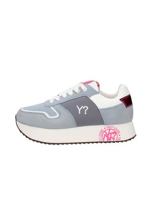 Sneaker grigio con una combinazione di suede e mesh. Presenta dettagli bianchi, un logo rosa sulla suola e un design unico a forma di "Y?" sul lato.