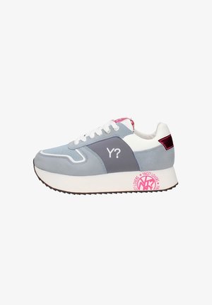 Sneaker grigio con una combinazione di suede e mesh. Presenta dettagli bianchi, un logo rosa sulla suola e un design unico a forma di "Y?" sul lato.