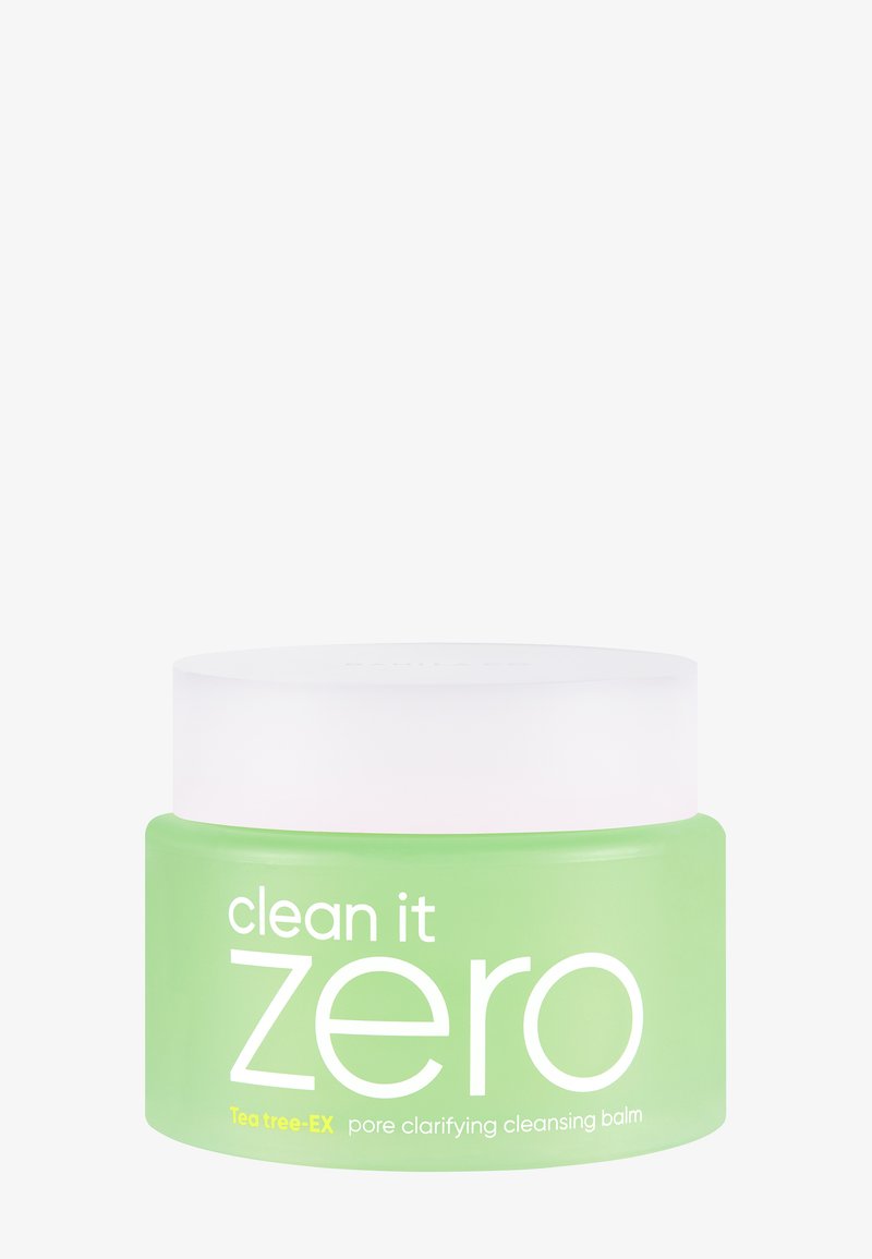 Zielony pojemnik z białą pokrywką oznaczony jako "clean it zero Tea tree-EX pore clarifying cleansing balm". Gładka tekstura, okrągły kształt.