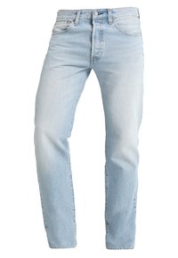 Vaqueros de mezclilla azul claro con piernas rectas, cinco bolsillos y una cremallera clásica. Presentan un ligero desgaste y detalles de costura en contraste.