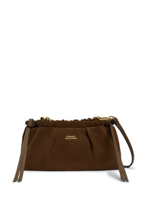 Braune Wildleder-Schultertasche mit gerafftem oberen Abschluss, goldfarbenen Beschlägen und Ledergriffen, mit "Tommy Hilfiger" Logo in goldener Schrift.