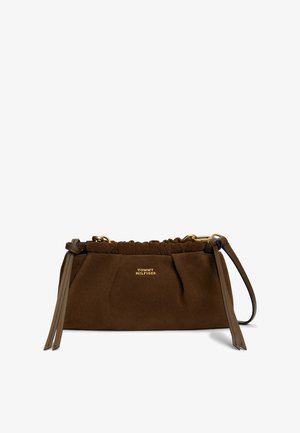Sac à épaule en daim marron avec haut froncé, ferrures dorées et sangles en cuir, avec logo "Tommy Hilfiger" en texte doré.