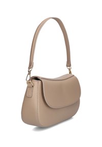 Beige neplederen schoudertas met een gebogen silhouet, gestructureerde klepopening en accenten in goudkleurig metaal. Glad textuur.