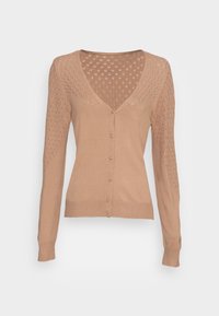 Cárdigan de punto beige con escote en V, cierre de botones y mangas largas que presentan un patrón texturizado en los hombros. Textura suave.