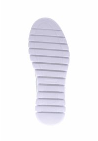 Vit gummisul med horisontella och vertikala spår för grepp, rund tå och platt klack. Rent, minimalistiskt design.