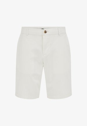 Shorts blancs ajustés longueur genou avec passants pour ceinture, fermeture à boutons sur le devant et poches latérales, présentés sur un fond uni.