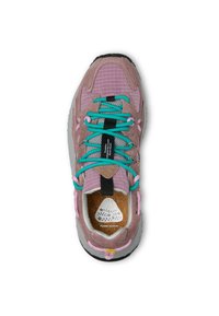 Sneaker con tomaia in suede rosa, dettagli in rete, lacci turchesi e soletta con motivo. Presenta una suola in gomma grigia testurizzata e un'etichetta nera.