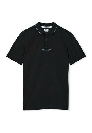 Zwart polo-shirt met korte mouwen, twee-knopen sluiting, lichtblauwe kraagafwerking en "WEEKEND OFFENDER ADMIT NOTHING" tekst op de borst.