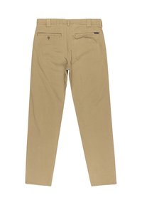 Tan chino's met een rechte snit, voorzien van twee achterzakken en een knoopsluiting. Gladde stoftextuur en geen zichtbare patronen.