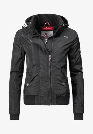 Sort letvægtsjakke med ribstrikkede manchetter og kant, dobbeltrillet lynlås foran, to lommer med trykknapper og høj krave med hætte indvendig.